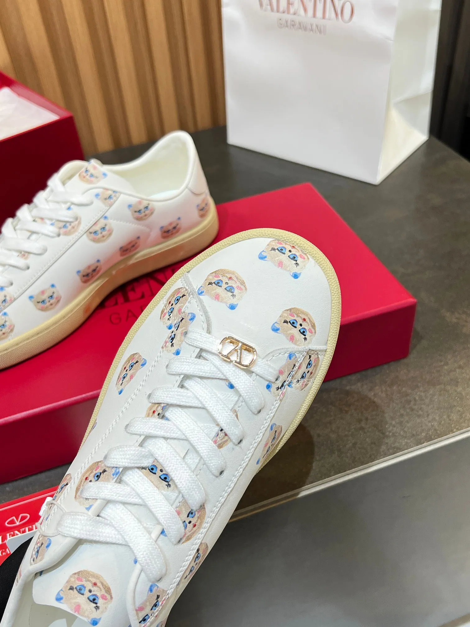 [Valentino] P: 640💰 Couple style, size: women 35-40▪️men 39-44 (45. Customized) Valentino VLTN casual shoes 2025 latest moral training shoes I can't put it down. Seiko details of cowhide sneakers, retro fashion, simple and advanced, casual matching. 1:1 restoration! Top luxury masterpiece, lace-up design, soft and comfortable imported calfskin brings excellent and elegant texture and excellent foot comfort. Top purchasing version upper: imported calfskin surface/original oil edge process + printing process. Inner lining: water-dyed cowhide lining. Outsole: original development 𝐓𝐏𝐔 two-color combination outsole. Packaging: full package with original configuration.